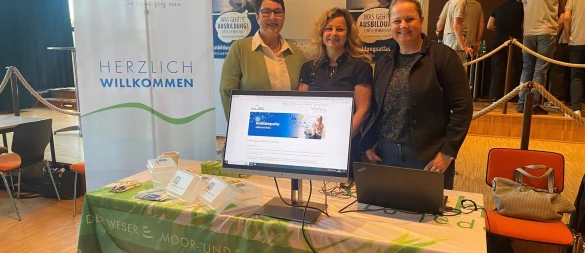 Ramona Lampe, Tina Meyer, Claudia Kohlstädt (von links) stellen den Ausbildungsatlas vor. - © Gemeinde Kalletal