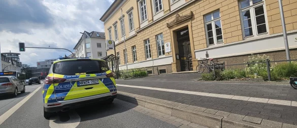 Die Sicherheitsvorkehhrungen zum Prozessauftakt rund um den Mordfall Bachstraße sind strenger als gewöhnlich. Ein Polizeiwagen bewacht das Gerichtsgebäude. - © Janet König