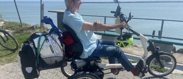 Dieter Begemann sitzt auf seinem Easy Rider und schaut aufs Wasser. - © privat