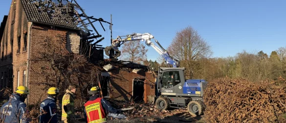 An der Brandruine laufen am Wochenende Nachlöscharbeiten mit Unterstützung des THW. - © Die Blaulichtfotografen