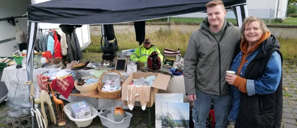 Heiden im Flohmarktfieber. Familie Maho hat ihren Stand an der Hauptstraße aufgebaut. DJ Maho (vorne links) packt kräftig mit an. - © Thomas Krügler