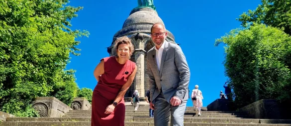 LZ-Redakteurin Yvonne Glandien und Landesverbandsvorsteher Jörg Düning-Gast gratulieren dem Hermannsdenkmal zum Geburtstag. Am Samstag wird der "Grüne Recke" 150 Jahre alt. - © Kirsten Fuhrmann