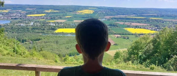 Von der Brunsberghütte genießt man einen weiten Blick über die Godelheimer Seenlandschaft und die Weser bis hinüber zum Solling. - © Michaela Weiße