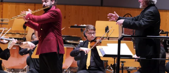 Konzert voller Überraschungen. Soloflötist Stathis Karapanos brilliert mit dem DKO unter Leitung von Daniel Stabrawa im Konzerthaus. - © Thomas Krügler