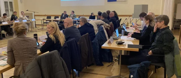 Der neue Stadtrat hat seine Plätze eingenommen, die sich teils in zweiter Reihe befinden. - © Cordula Gröne