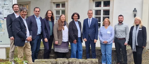 Diskutierten beim Kommunalen Forum in Schieder-Schwalenberg (von links): Dr. Jan Henrik Schröder (Statistikstelle des Kreises Lippe), Manfred Neumann (Jobcenter Kreis Lippe), Bürgermeister Torben Blome (Stadt Lügde), Dr. Claudia Böhm-Kasper (Bildungsmonitoring und Regionales Bildungsnetzwerk), Janine Tölle (Ärztin, Fachgebietsleitung Kinder- und Jugendgesundheit), Ulrike Glathe (Fachbereichsleitung Jugend und Familie), Bürgermeister Jörg Bierwirth (Stadt Schieder-Schwalenberg), Britta Grebe (Familienfreundlicher Kreis, Frühe Hilfen beim Kreis Lippe), Mathias Koch (Fachbereichsleiter Ordnung und Soziales, Stadt Schieder-Schwalenberg) und Margit Monika Hahn (Koordinierungsstelle Kommunale Präventionsketten des Kreises Lippe). - © Kreis Lippe