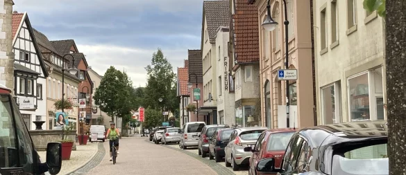 In der oberen Mittelstraße ist Parken nur zwei Stunden erlaubt, was für Anwohner mit Fahrzeug problematisch ist. - © Cordula Gröne
