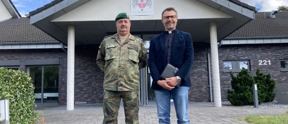 Oberstabsfeldwebel Tino (links) und Militärpfarrer Mateusz Szeliga sind für die Soldaten häufig die erste Anlaufstelle bei Problemen und Sorgen. - © Nico Düllmann