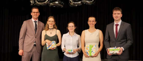 Bürgermeister Matthias Kalkreuter (von links) überreicht Buchpreise der Stadt Lage an die Jahrgangsbesten Alisa Stuckmann (1,0), Florentine Eline Skopp (1,4), Mirja Wöhrmann und Vincent Flentge (beide 1,6). - © Thomas Krügler