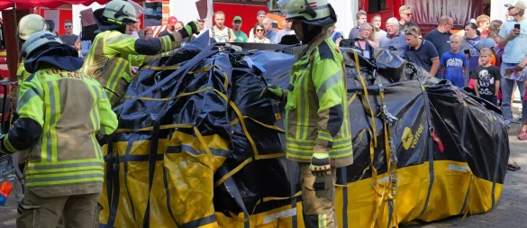 Der Lippische Feuerwehrverband hat sein 150-jähriges Bestehen mit einem Familientag am Feuerwehrausbildungszentrum Brake gefeiert. Das EIS-Team zeigt, wie gelöschte Elektrofahrzeuge gekühlt und gesichert werden. - © Thomas Krügler