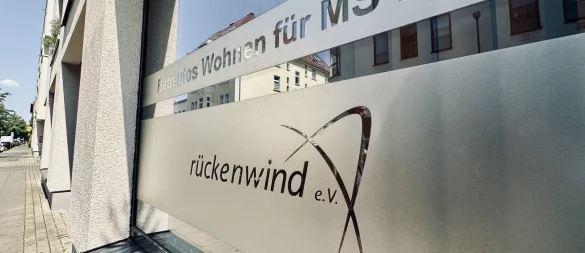 Das Bürofenster mit dem Schriftzug des insolventen Pflegevereins Rückenwind e.V. (Archivbild). - © Stefan Becker