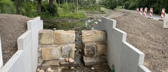 Die Großprofilrinne im Bereich Altdorfer Straße/Wienkampsweg ist gesetzt. - © Stadt Lage