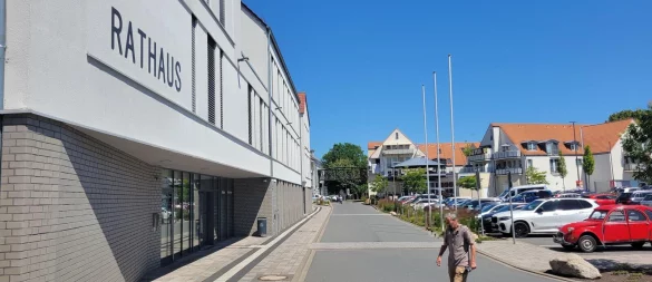 Bisher wehen nur an ausgewählten Tagen Fahnen vor dem Lagenser Rathaus. Das soll sich nun ändern. - © Vasco Stemmer