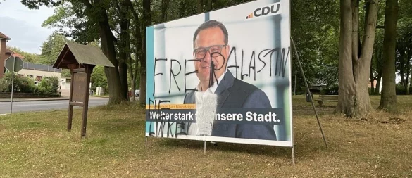 In OWL hat der Staatsschutz bereits mehrere Straftaten mit Bezug zur Kommunalwahl erfasst. Oft handelte es sich um zerstörte Wahlplakate. - © Stephanie Fust