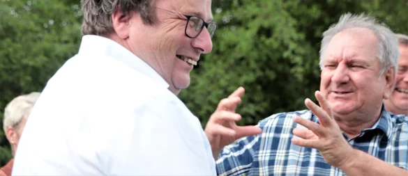 Zupackende Art: Herbert Gensicki (r.) erläutert dem sichtlich amüsierten NRW-Umweltminister Oliver Krischer, wie es gelang, so viele Flächen für den Naturschutz im Kreis Höxter zu sichern. - © David Schellenberg
