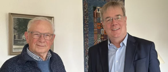 Zu einem besonderen Jubiläum konnte Landessuperintendent Dietmar Arends (rechts) jetzt Pfarrer i.R. Martin Hankemeier gratulieren. - © Lippische Landeskirche