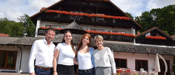 Sonja Steinmair (rechts), eine geborene Mügge, und ihr Mann Manfred Steinmair mit den Töchtern Vivien (22, Zweite von links) und Valerie (19) vor dem Hotel Mügge. - © Karin Prignitz