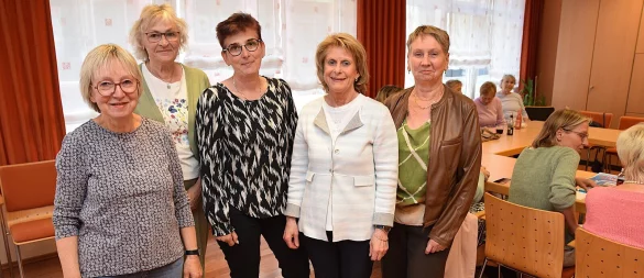 Organisatorin Martina Lange (von links) kann Susanne Schellhase (SPD), Viola Brüntrup (FDP), Angelika Lindner (CDU) und Ulrike Meusel (Grüne) zu diesem besonderen Polit-Talk begrüßen. Foto: Karin Prignitz - © Karin Prignitz