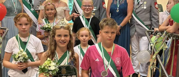 Der aktuelle Kinderhofstaat marschiert durch den Ort. - © Schützengesellschaft Schwalenberg