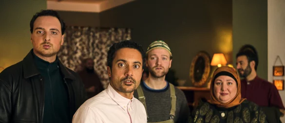 Nuri Yildiz (v. l.), Omar El-Saeidi, Vincent Redetzki, Meltem Kaptan und Mohamed Achour in einer Szene aus der neuen Serie "Habibi Baba Boom". - © Bernd Spauke/Disney+