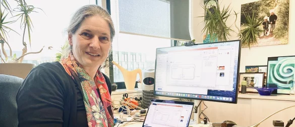 Barbara Hammer in ihrem Büro an der Universität Bielefeld, wo sie als führende Wissenschaftlerin im Bereich der Künstlichen Intelligenz forscht. - © Carsten Heil