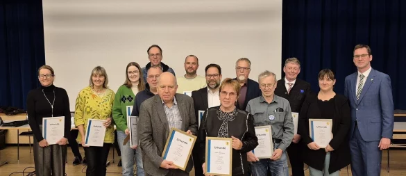 Bürgermeister Matthias Kalkreuter (rechts) verabschiedet (hinten, von links) Anika Jedlicka (CDU), Monika Kuhlmann (Grüne), Benita Henning (FDP), Peter Lohmann (Grüne), Torsten Riekehof (CDU), Benjamin Tiedt (Grüne), Christoph Löhning (CDU), Klaus Schmiedekamp (FWG/BBL), Reimund Neumann (Grüne), Axel Wiebusch und Loreen Scheibe (beide SPD) sowie (vorne) Erhard Kirchhof und Angelika Schapeler-Richter. - © Lorraine Brinkmann