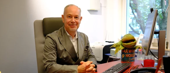 Verwaltungsdirektor Stefan Dörr an seinem Schreibtisch: Die Handpuppe der Pflanze Audrey aus "Der kleine Horrorladen" hat er sich gesichert - und natrülich liegt auch die aktuelle LZ dort, wo sie hingehört. - © Sven Koch