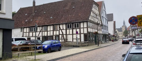Dieses Haus und das daneben liegende Grundstück in der Horner Mittelstraße will die Immobiliengenossenschaft wieder nutzbar machen. - © Cordula Gröne