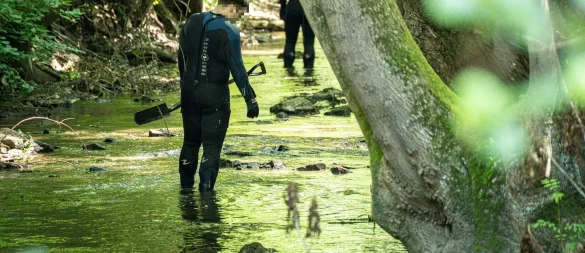 Die Suche geht weiter: Taucher suchen am Freitagnachmittag die Tatwaffe im seichten Gewässer. Zuvor hatte der Hauptangeklagte preisgegeben, wo er die Pistole entsorgt hatte. - © Freitag TV