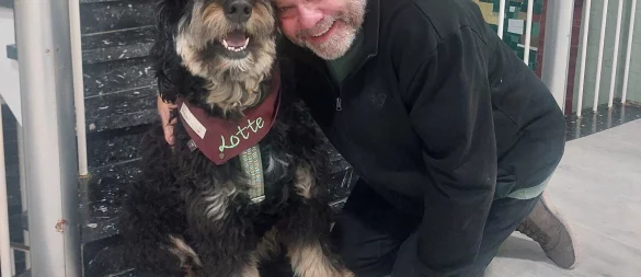 Sozialpädagoge Holger Busch und seine Bernedoodle-Hündin "Lotte" sind ein eingespieltes Duo. Gemeinsam haben sie die Ausbildung zum Pädagogik-Begleithund-Team absolviert. - © Michaela Weiße