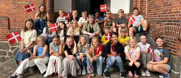 Die Seglerin aus Leopoldshöhe nimmt mitten unter den 23 Schülern auf den Treppen des Haupteingangs Platz – hier entstehen traditionell die Klassenfotos. - © Ida Holsts Skole