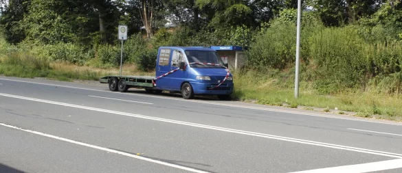 Kaputte Seitenscheiben, keine Kennzeichen: An der B217, kurz hinter Hameln, blockiert ein schrottreifer Transporter eine Bushaltestelle. Das Auto stand vorher monatelang in Blomberg. - © Jens Spickermann