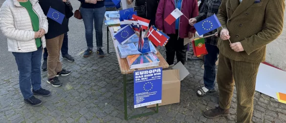 Margret Behnisch, Maggie Lietz, Gerd Bicker, Ulrike Upmeyer, Mohammed Andik, Christiane Dorß-Dierker, Helmut Behnisch sowie Robin Wagener (von links) tauschen sich zum Thema Europa aus. - © Sandra Castrup