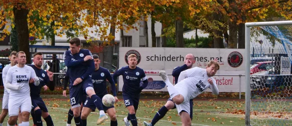 Gefahr im Eintracht-Strafraum: Nach dem Hackeneinsatz von Brakes Rene Reuland (rechts) lauern (von links) Fynn-Dario Mannel, Norman Wehmeier, Geronimo König, Janik Brosch, Julian Schratz, Patrick Siebert und Tobias Prachnau. - © Jörg Hagemann