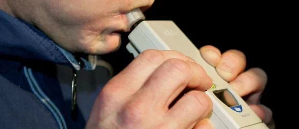 Bei einer männlichen Person wird am frühen Freitagmorgen (04.02.2005) bei einer Polizeikontrolle auf der Bundesstraße 10 an der Rheinbrücke Karlsruhe ein Alkoholtest durchgeführt. Gerade an den närrischen Tagen finden vielerorts verstärkt Polizeikontrollen statt, um eventuelle Fahrzeugführer mit Alkohol am Steuer aus dem Verkehr zu ziehen. Foto: Uli Deck +++(c) dpa - Report+++ | - © picture-alliance/ dpa/dpaweb