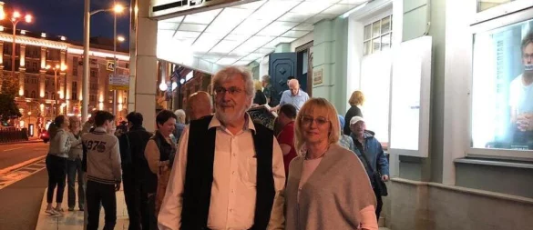 Dieter Werner und Elena Samoylova vor einem Theater in Moskau. - © Bildrechte: Dieter Werner