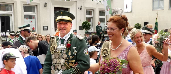 Schützenfest in Bösingfeld: König Torsten Dreier und Königin Diane Korbach nehmen die Reihen der Schützen ab. - © Rudi Rudolph