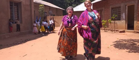 Ute Glunz-Eikerling (rechts) und Monika Thiele vom Unterstützerkreis Same/Tansania in farbenfrohen Outfits in Same. - © Bildrechte: Ute Glunz-Eikerling
