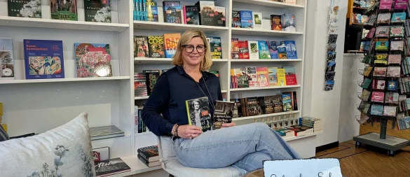 Cerrin Wehrmann-Ristau, Inhaberin der Buchhandlung Blume, hat ein Herbstprogramm zusammengestellt. Foto: Gunter Held - © Gunter Held