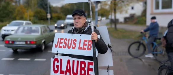 Johann Pauls an der Kreuzung Steinstoß/Braker Weg am Langenbrücker Tor. Der Standort ist sein Stammplatz in Lemgo, doch er verbreitet seine religiöse Botschaft seit Jahren auch in Lage, Detmold, Hameln oder Bielefeld. - © Annika Langhagel