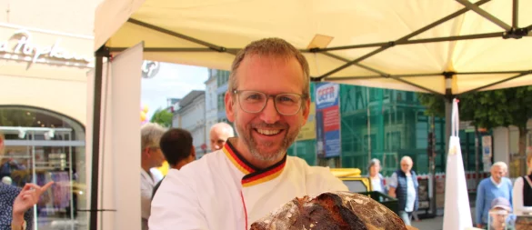 Maik Wegner, staatlich geprüfter Brottester und Brotsommelier, nimmt das wohl liebste Nahrungsmittel der Deutschen unter die Lupe. - © Janet König