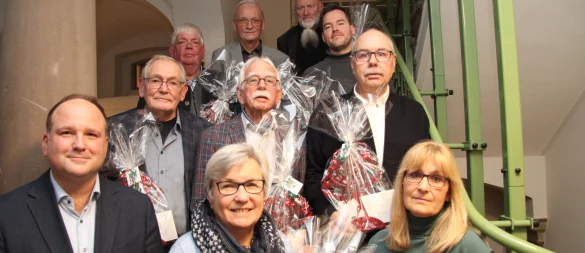 Zum Beginn der neuen Wahlperiode verabschiedete Bürgermeister Christoph Dolle (links) langjährige Ratsmitglieder. Sie alle erhielten einen kleinen Geschenkgutschein und eine Blomberger Nelke im Miniaturformat. - © Marianne Schwarzer