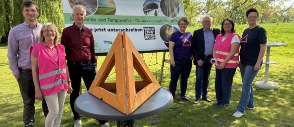 Unterstützen eine Petition zur Überprüfung des Deutschlandtakts: Matthias Lampenscherf (WLV Lippe), Marlies Witte (Landfrauen Lippe), Hermann Dedert (WLV-Kreisvorsitzender), Stefanie Rothenstein (Widuland, 2. Vors.), Jens Köster (Vors. Widuland) und Sarah Brodowski (Sprecherin Widuland und Landfrau, v.l.). - © Matthias Bungeroth
