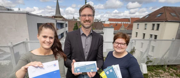 Jennifer König (l.) und Hannah Schwier organisieren den Treffpunkt OWL der Deutschen Stiftung für junge Erwachsene mit Krebs. Unterstützt werden sie künftig von der "Marlies und Herbert Repkow Stiftung". Vorstand Benedikt Weiling hat die frohe Botschaft übergeben. - © Oliver Krato