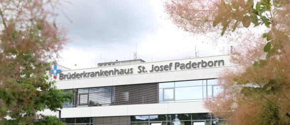 Im Brüderkrankenhaus St. Josef soll der Jugendliche seinem Vater bei einer OP assistiert haben. - © Holger Kosbab