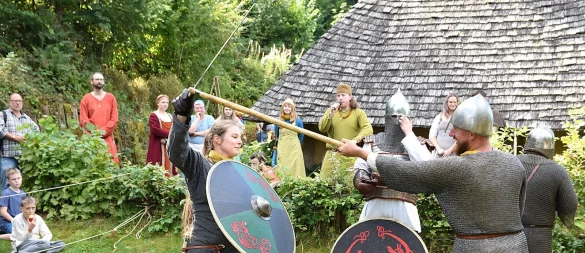 Dass in der Wikingerzeit auch Frauen gekämpft haben, um sich zu verteidigen, wird bei den Schaukämpfen deutlich. Eine der Darstellerinnen stellt sich dem Kampf mit einem Krieger. Foto: Karin Prignitz - © Karin Prignitz