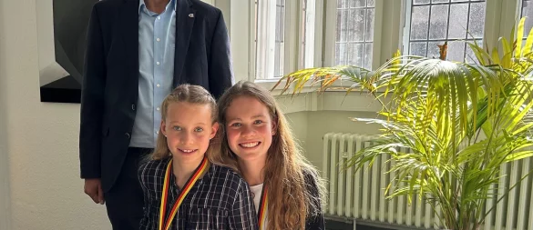 Greta und Marlene Engelkemeier schreiben ins Goldene Buch der Stadt. Bürgermeister Markus Baier hat sie eingeladen. - © Stadt Lemgo