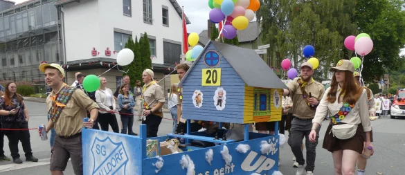 Der bunte Festumzug beim Heimatfest Hohenhausen 2025. - © Rudi Rudolph