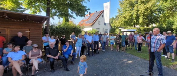 Manfred Schnormeier, Sprecher der Anwohner der Deichbrede, begrüßt Voßheider, Verwaltung und Politik an der Deichbrede. Die soll ausgebaut werden. Und das sorgt für Ärger. - © Katrin Kantelberg