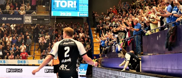 Saison beendet. Während die Fans bereits feiern, ist sich Lukas Hutecek nach seinem Treffer zum 29:29 seiner Gefühle noch nicht ganz sicher. - © Jörg Hagemann